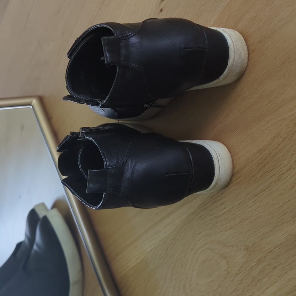 Shoes - Picture 3 of 4